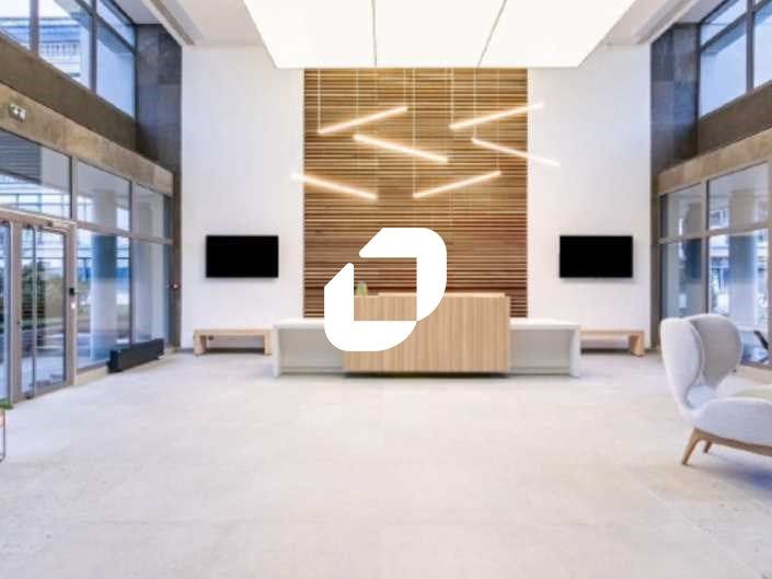 Au sein d'un immeuble de bureaux de bon standing,