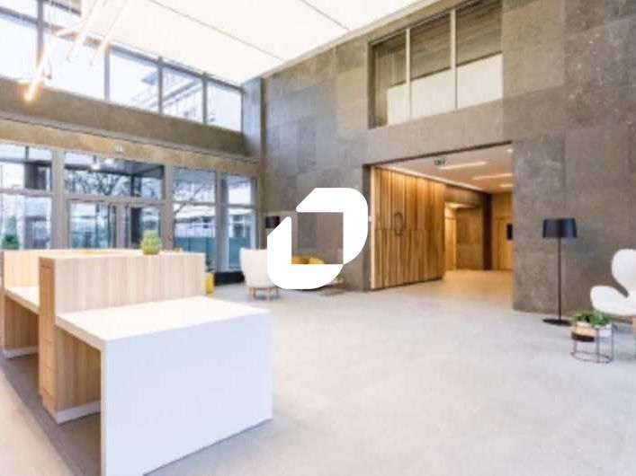 Au sein d'un immeuble de bureaux de bon standing,