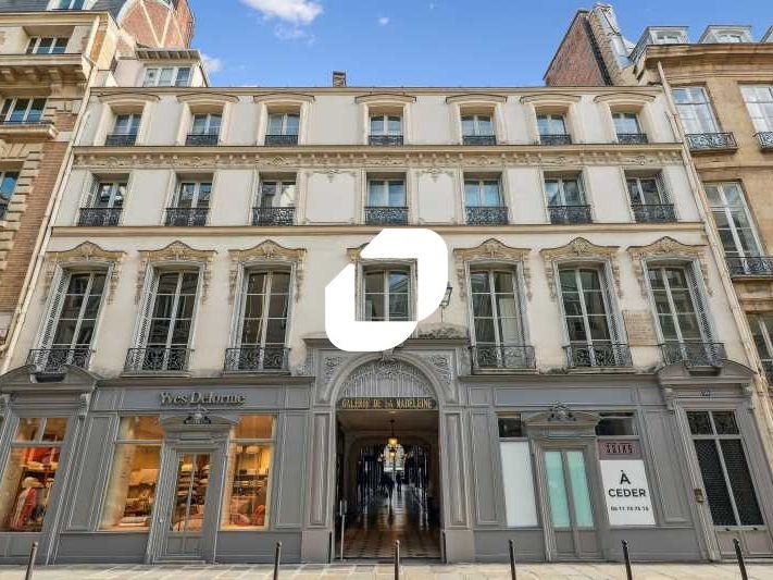 Dans un immeuble historique du 8ème arrondissemen