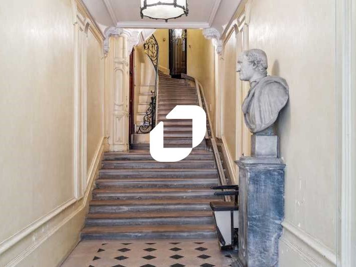 Dans un immeuble historique du 8ème arrondissemen