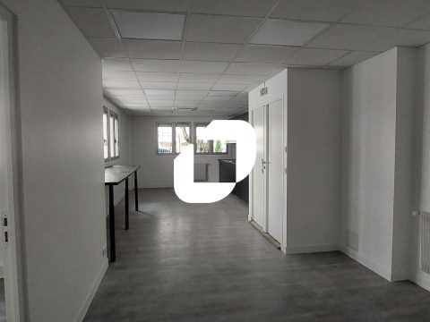 Idéalement situé à proximité des métros Jules Jof