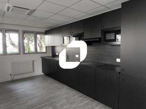 Idéalement situé à proximité des métros Jules Jof