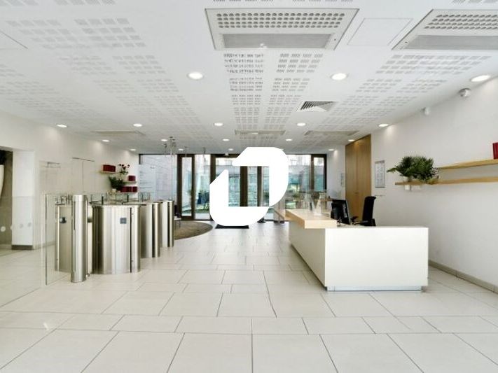 A proximité immédiate de l'autoroute A4 et du RER