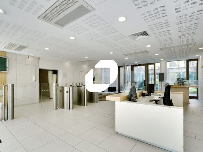 A proximité immédiate de l'autoroute A4 et du RER