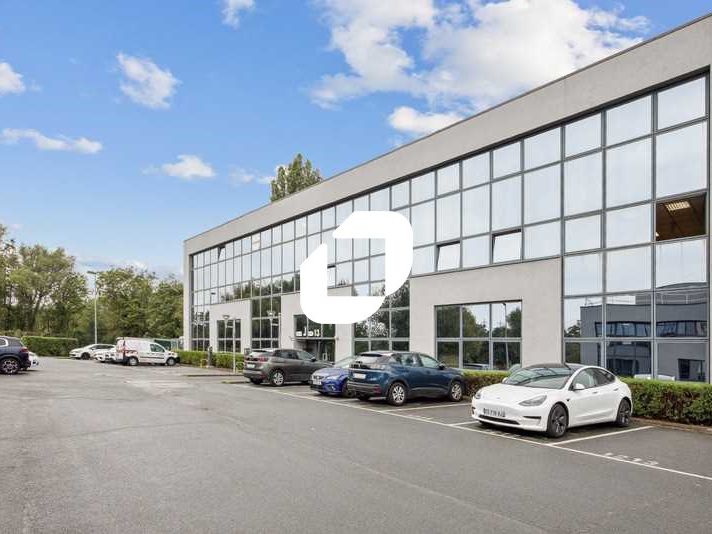 Idéalement situé au pied de l'autoroute A10 à Pal