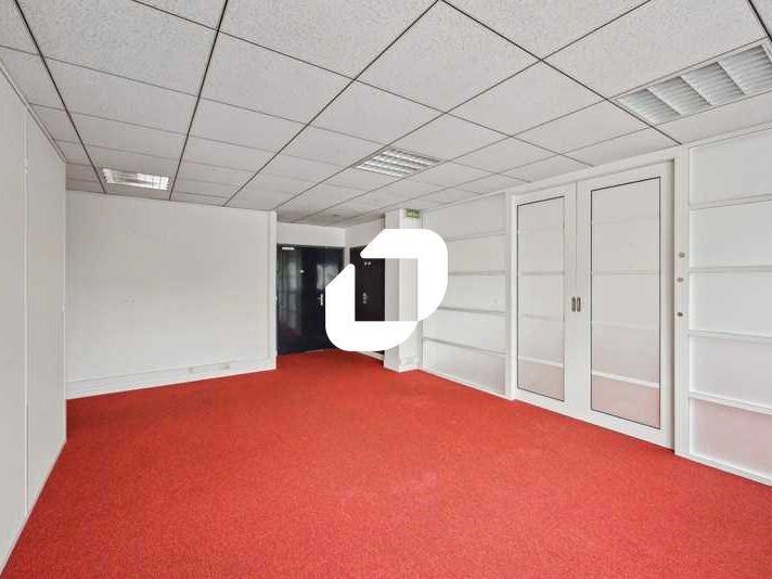 Idéalement situé au pied de l'autoroute A10 à Pal