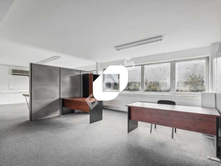 Au coeur de la zone d'activité de Saint Leu La fo