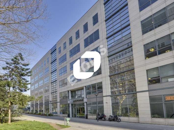 Dans un immeuble récent, au pied du pôle Pleyel,