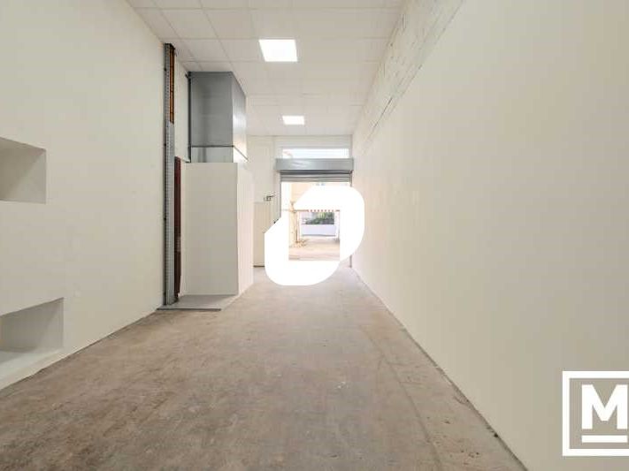 Au pied du métro parisien ligne 9 station « Robes