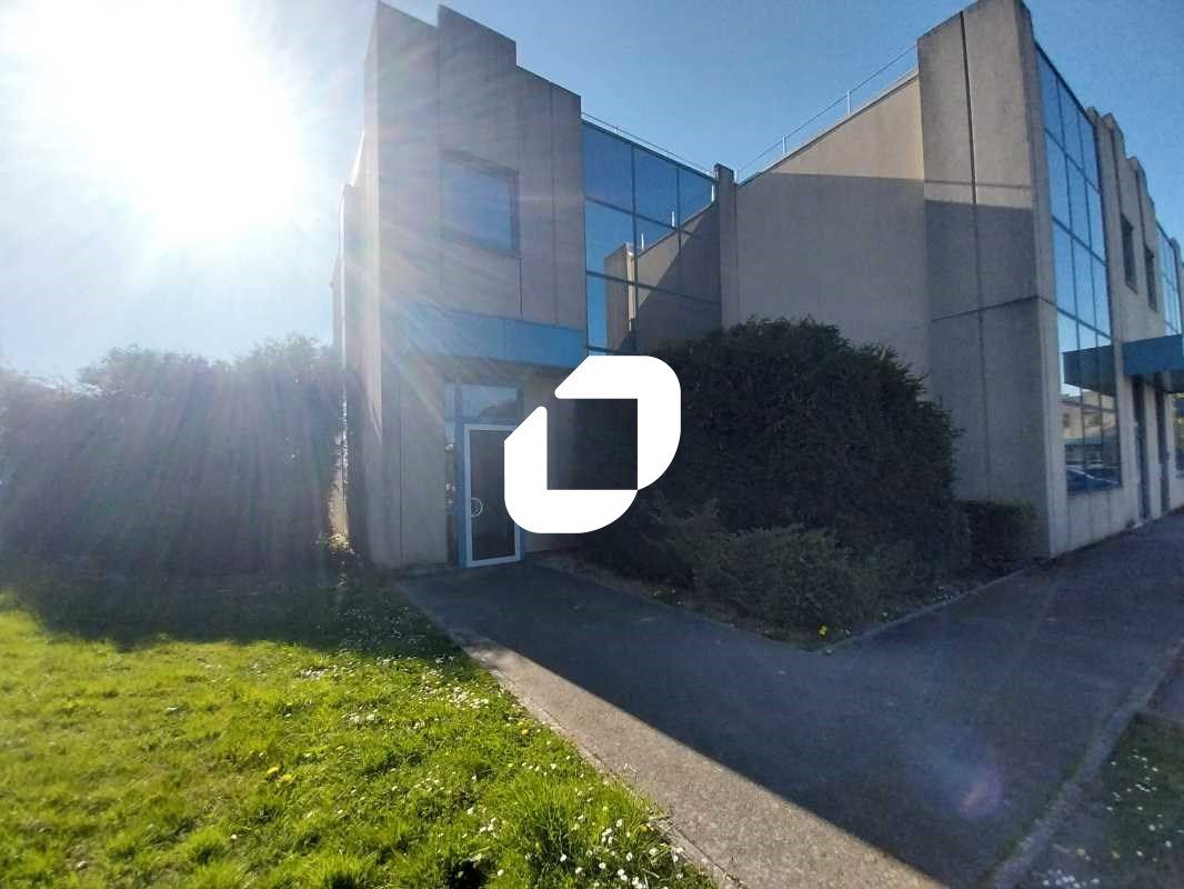 Dans un parc d'activités et de bureaux à usage mi