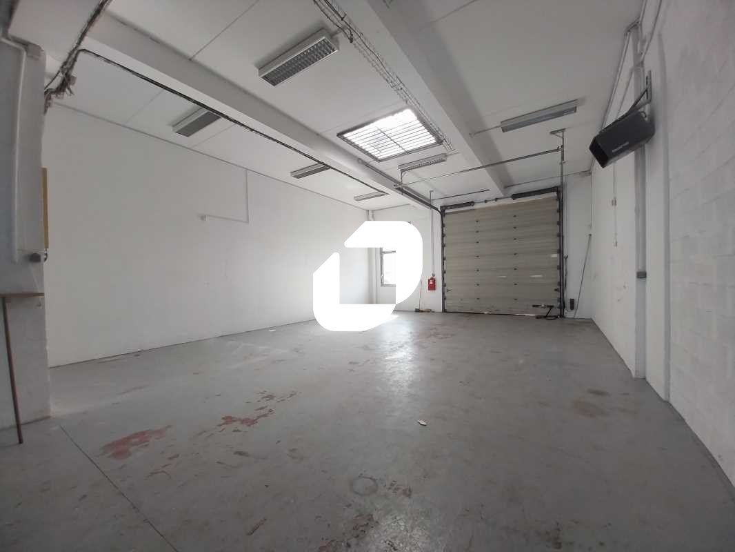 Dans un parc d'activités et de bureaux à usage mi