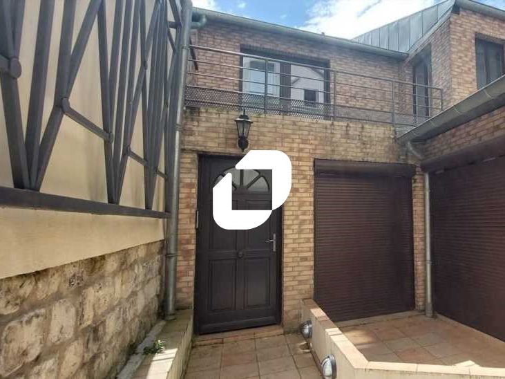 Idéalement placé dans un quartier dynamique à pro