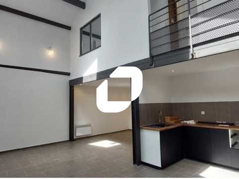 Idéalement placé dans un quartier dynamique à pro