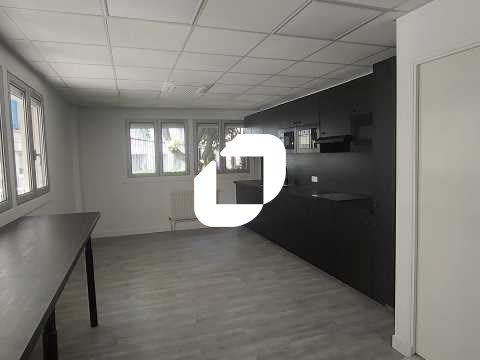 Au rez-de-chaussée d'un immeuble moderne d'habita