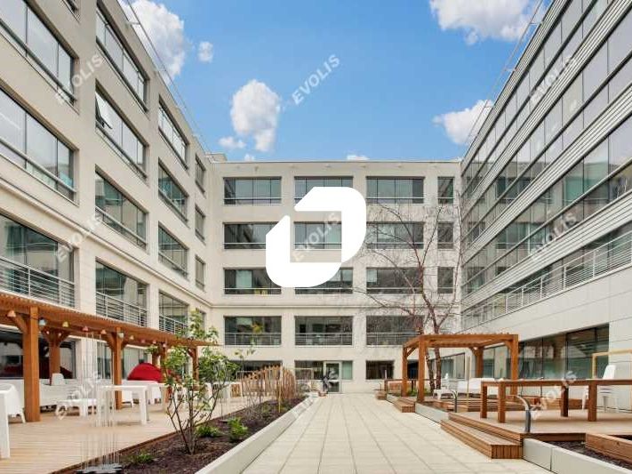 Situé au coeur de la Plaine Saint Denis, dans un 