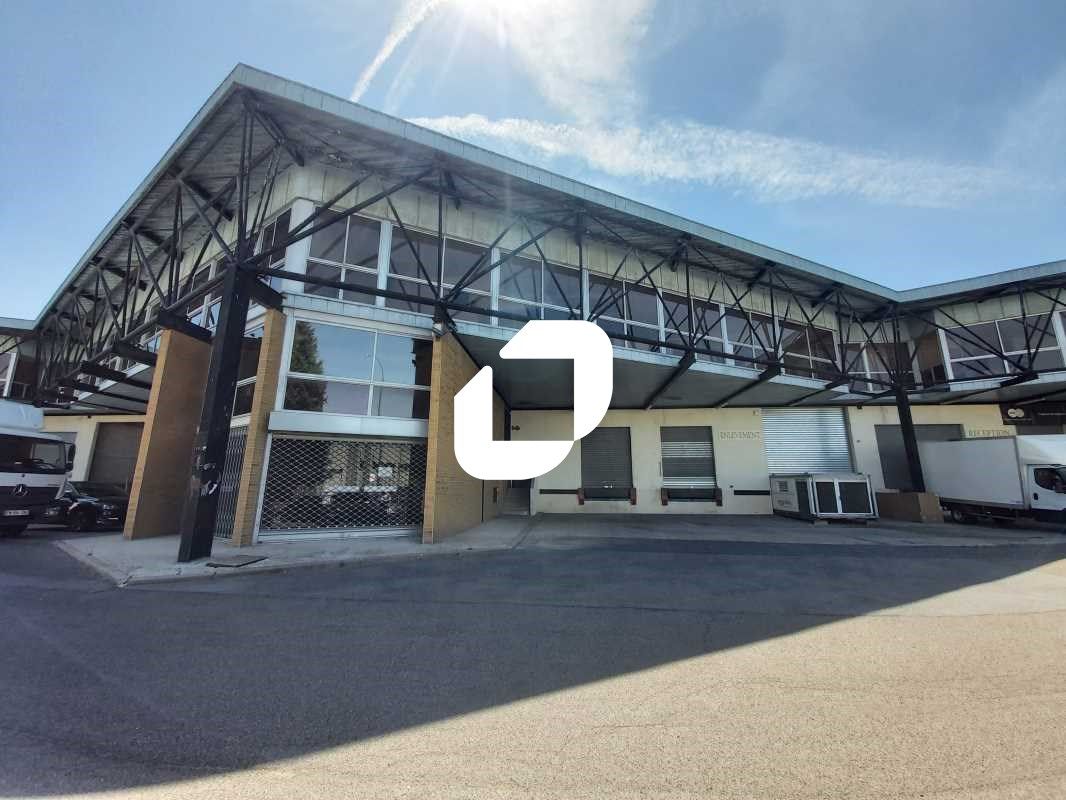 Proche des axes routiers A6 et Nationale 7, dans 