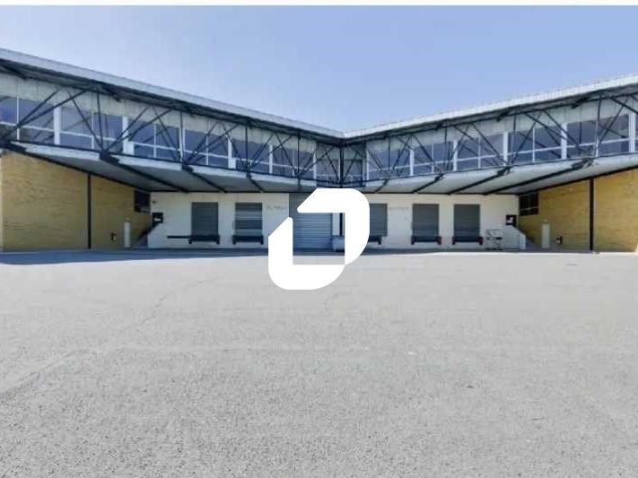 Proche des axes routiers A6 et Nationale 7, dans 