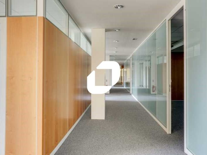 Situé au sein d'un immeuble de bureaux de bon sta