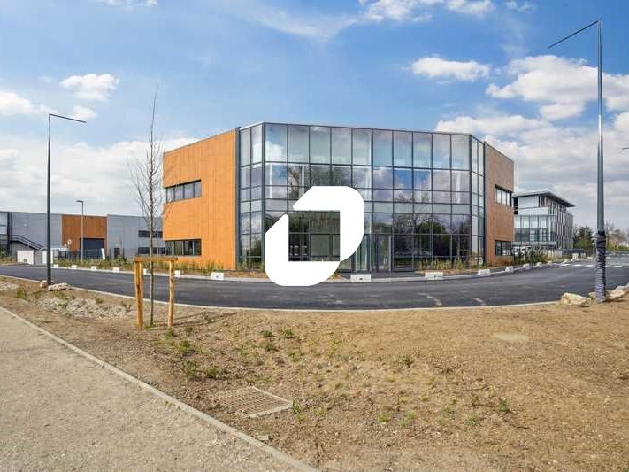 Situé à Grigny au sein d'un parc neuf, de derniè