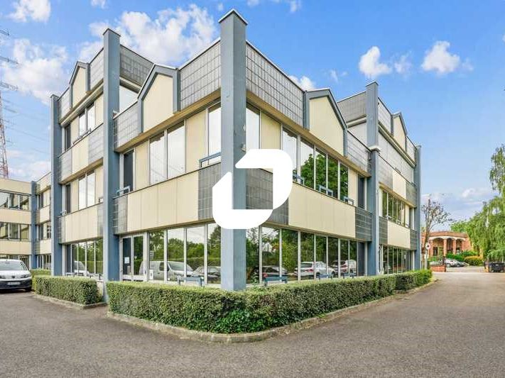 Située au coeur de la zone d'activité de Massy-Eu