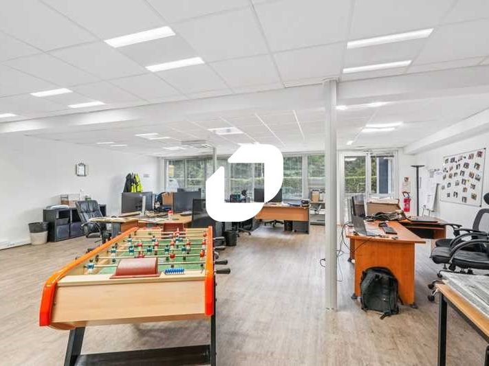 Située au coeur de la zone d'activité de Massy-Eu