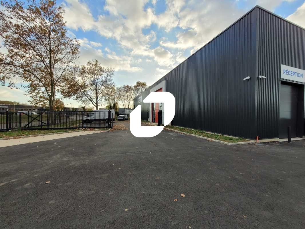 Situé au pied de la Nationale N104 et à proximité