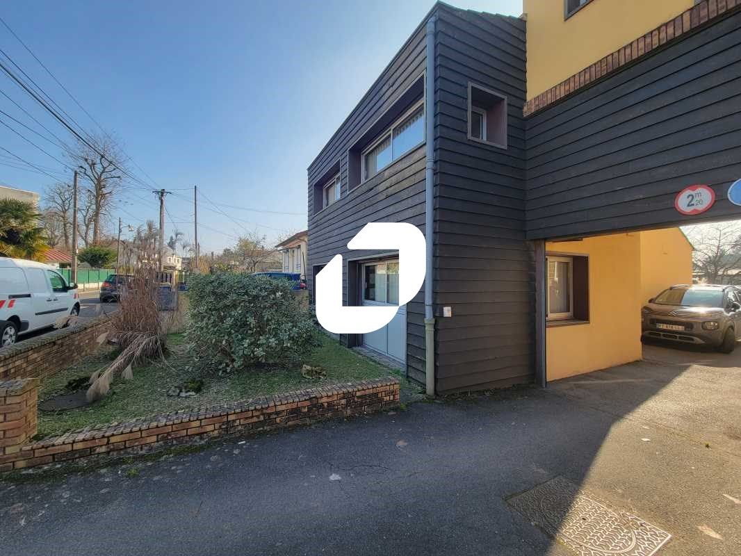 Situé à Longjumeau, à proximité immédiate de l'au