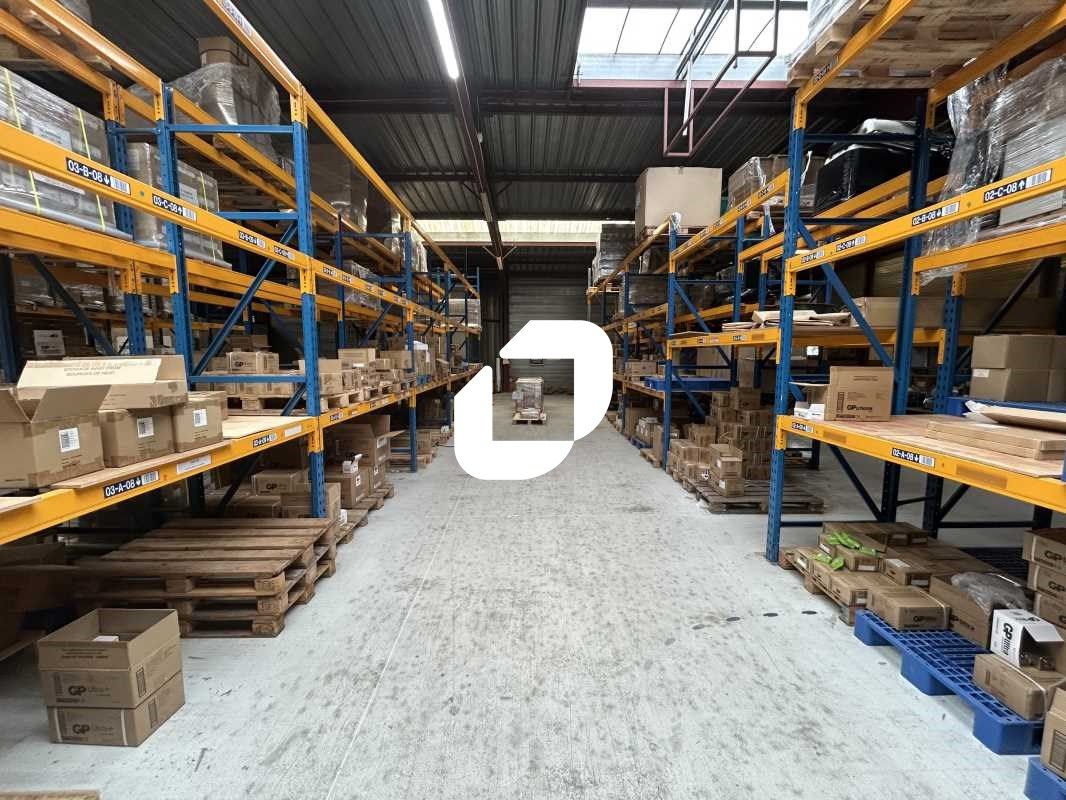 Situé idéalement à la sortie de la N6 et à proxim