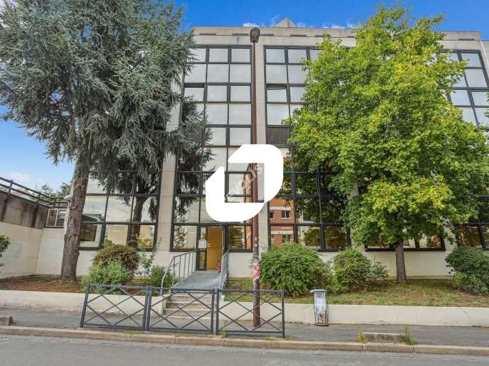 Dans un ensemble immobilier de bureaux de bon sta