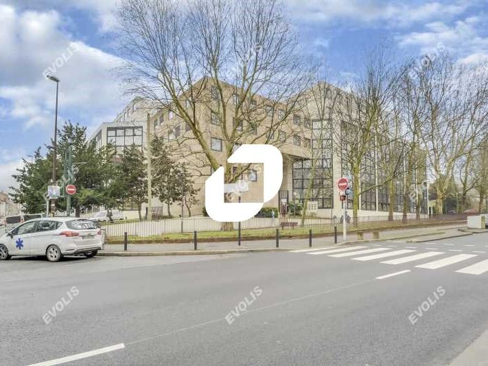 Dans un ensemble immobilier de bureaux de bon sta