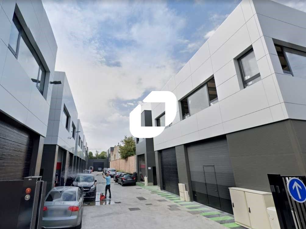 A 2 pas de l'A3 et à la limite des communes de Ro