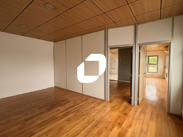 Situé à Villiers-sur-Marne, à proximité directe d