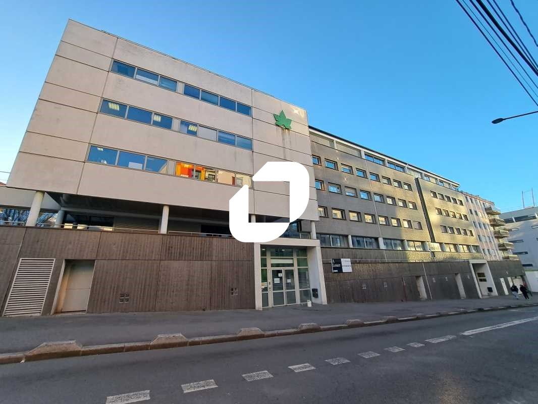 A proximité immédiate des transports et commerces