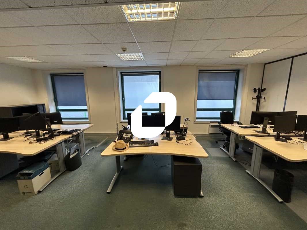 Idéalement situé à deux pas de la gare RER D de M