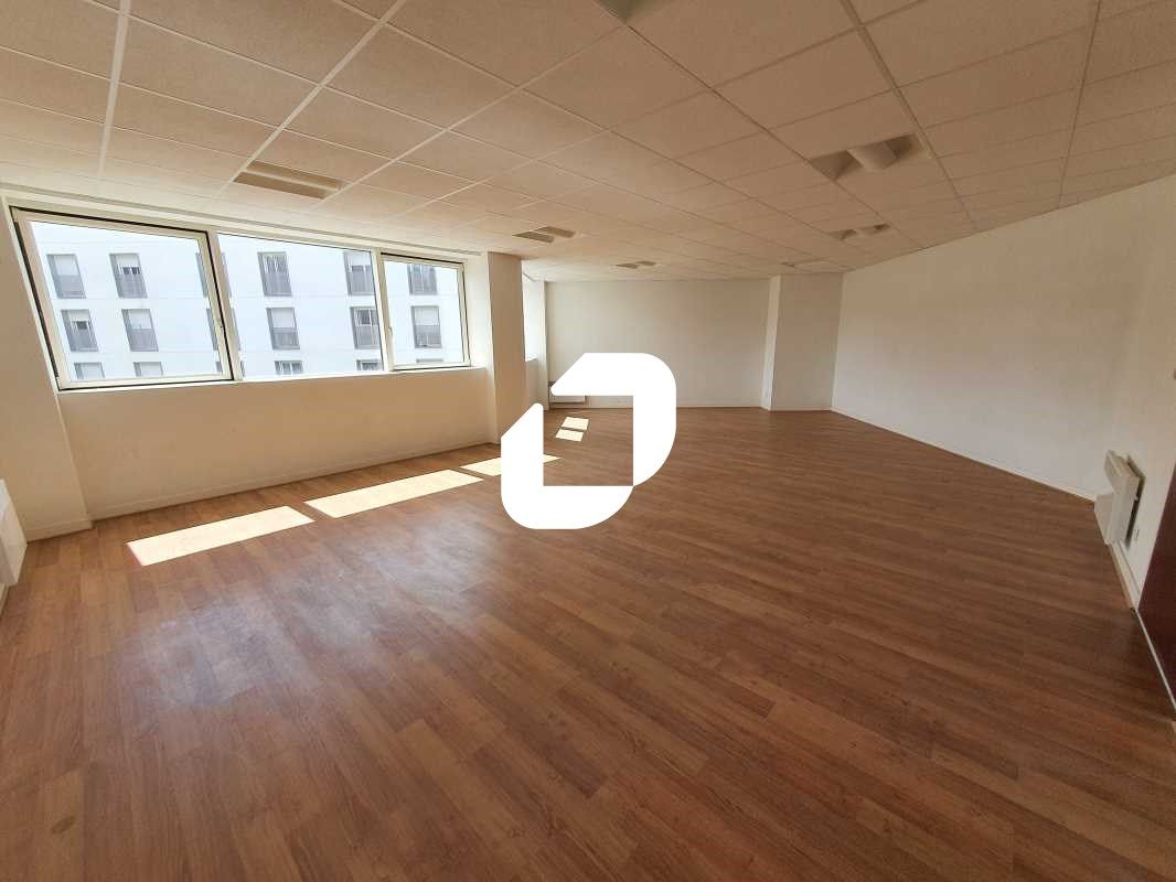 Situé idéalement à la sortie de la A104, à 15min 