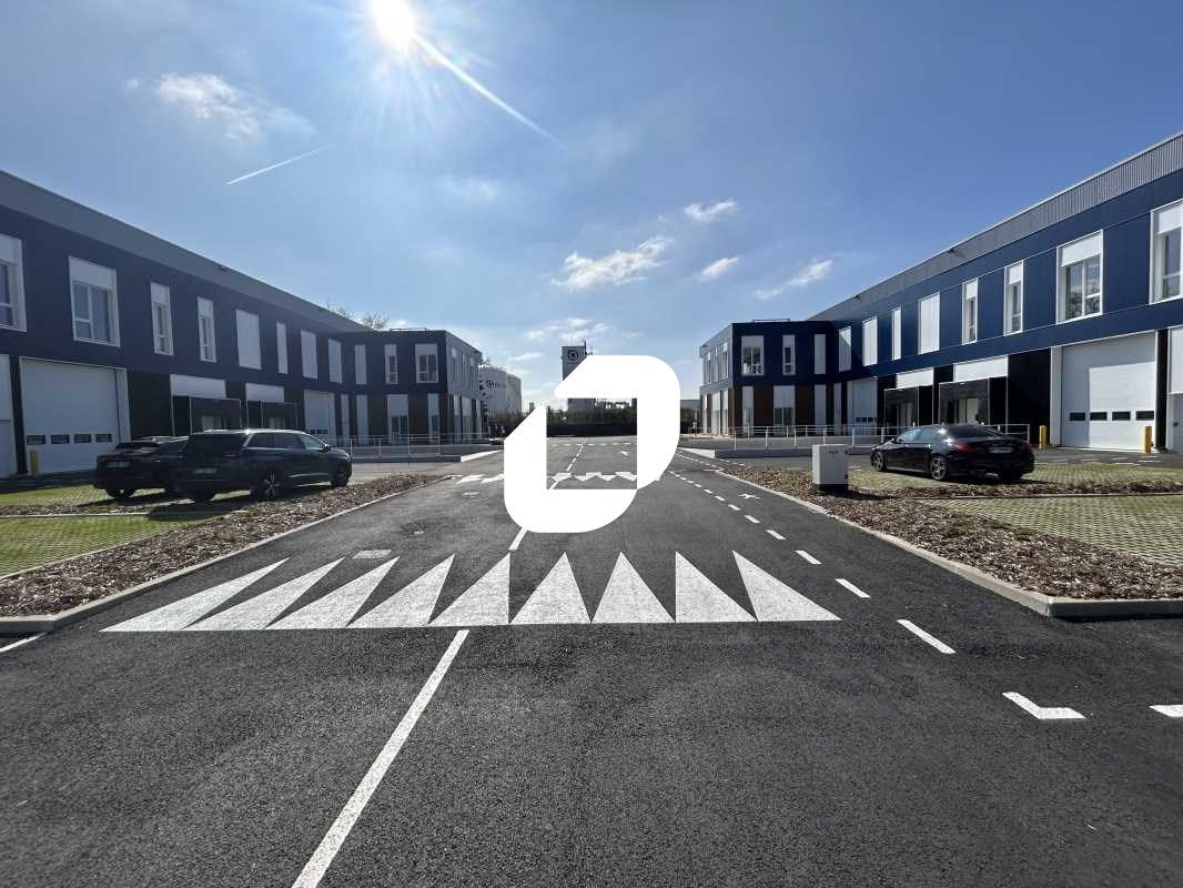 Situé idéalement à proximité immédiate des autoro