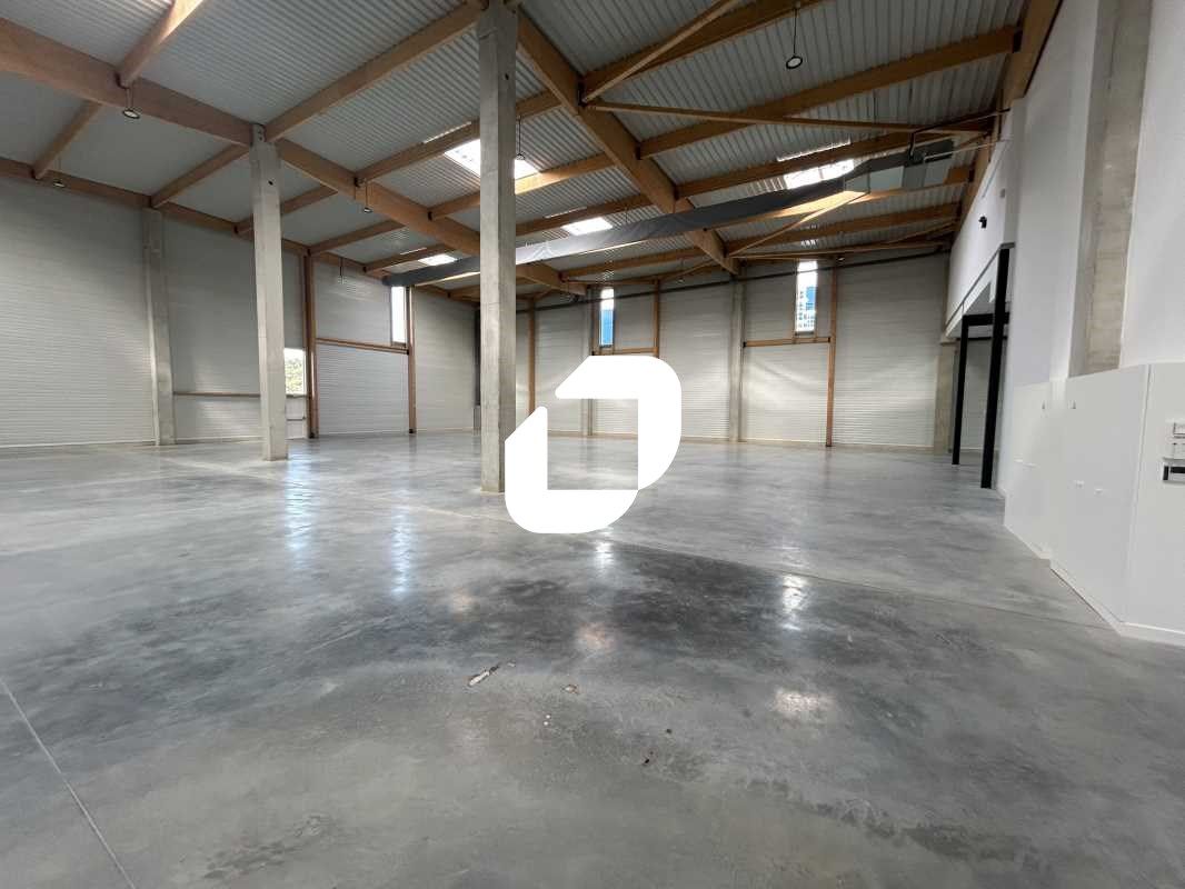 Situé idéalement à proximité immédiate des autoro