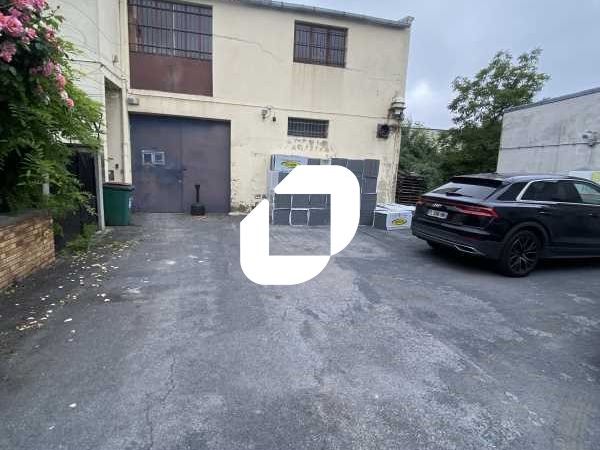 Local d'activité avec cour privative à proximité