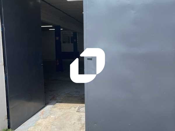 Local d'activité avec cour privative à proximité