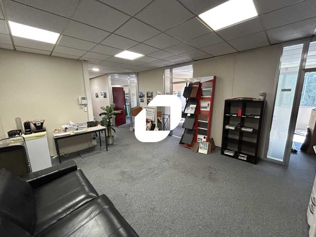 A proximité immédiate de l'A104, dans un parc d'e