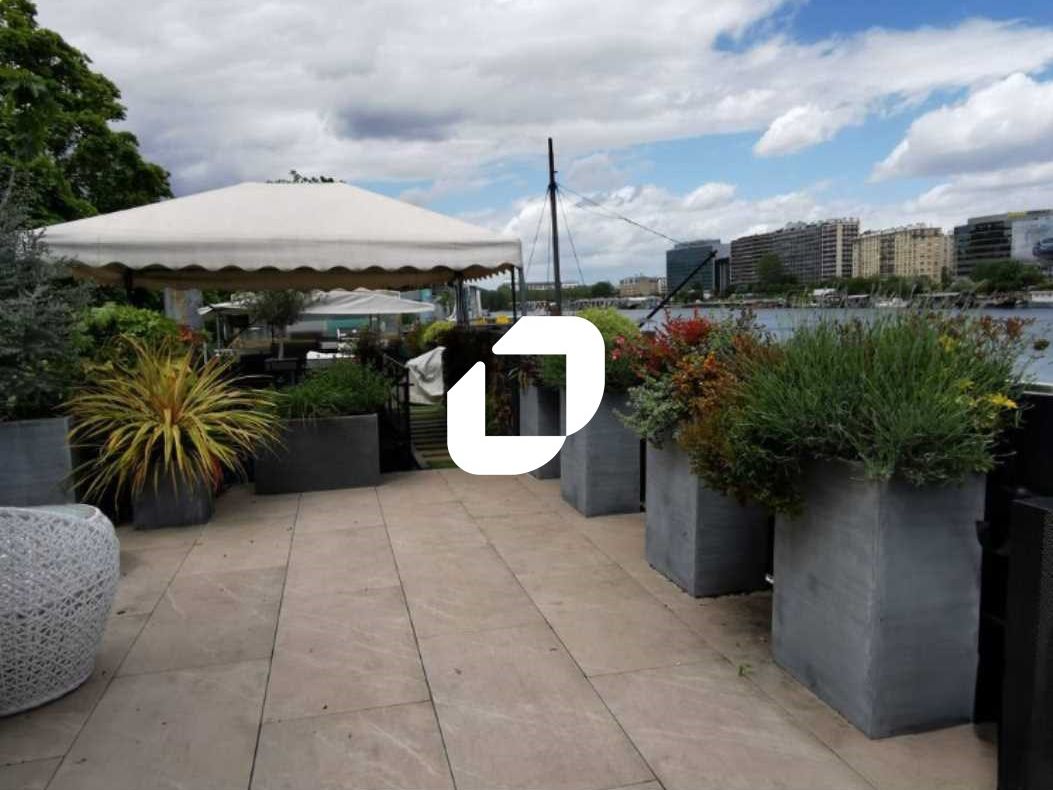 Et si vous achetiez vos bureaux sur un bateau ...