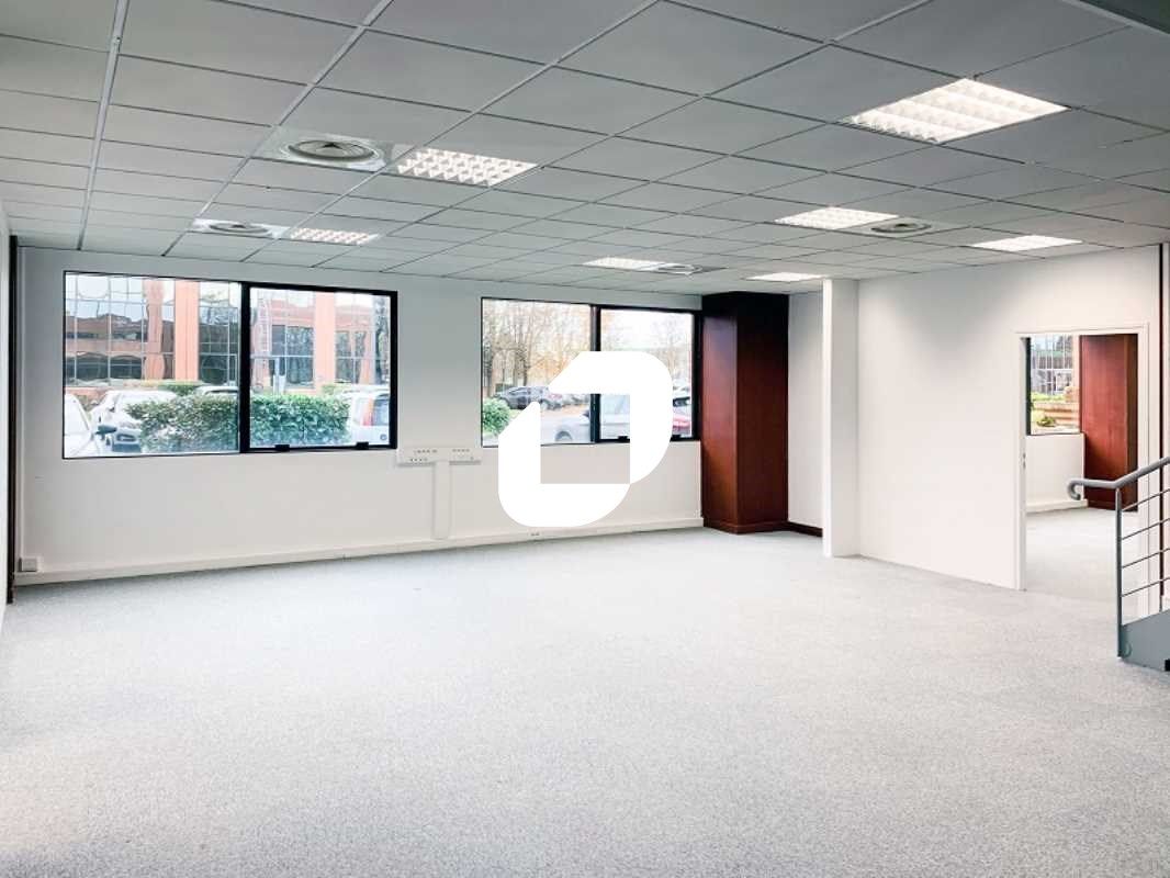 Situés à proximité immédiate de l'A104 et de l'A4