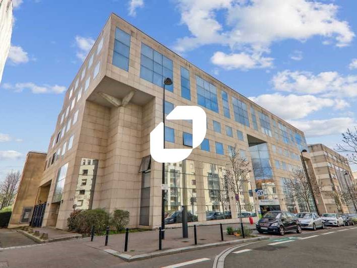 Dans un immeuble de bureaux indépendant et entièr