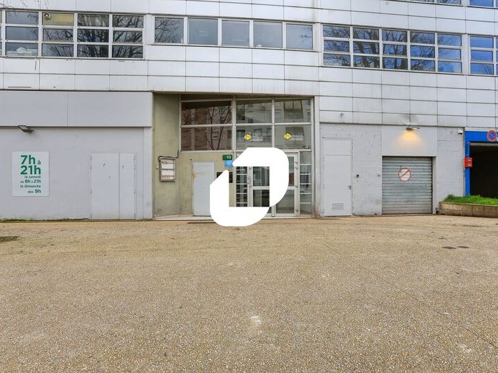 Au pied de la gare routière et du RER A station «