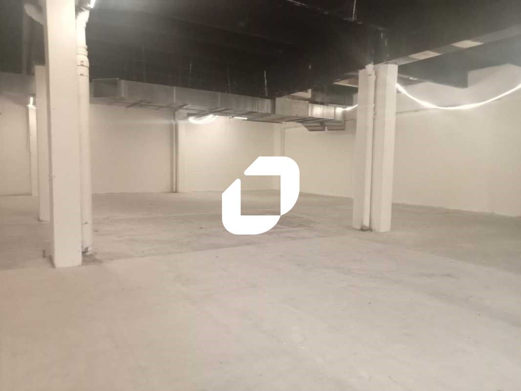 Au coeur du secteur commerçant des quatre routes,