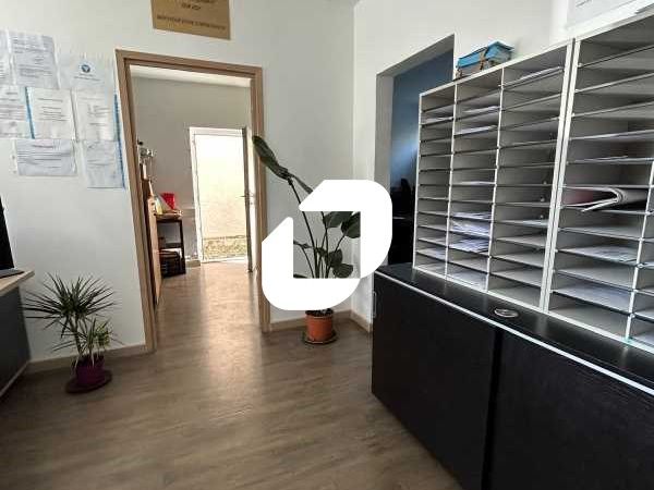 Dans un immeuble entièrement rénové , au centre-v