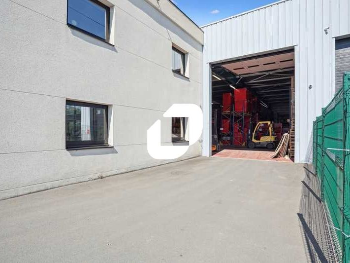 Situé à proximité de l'Autoroute A6 et de la Fran