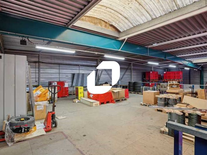 Situé à proximité de l'Autoroute A6 et de la Fran