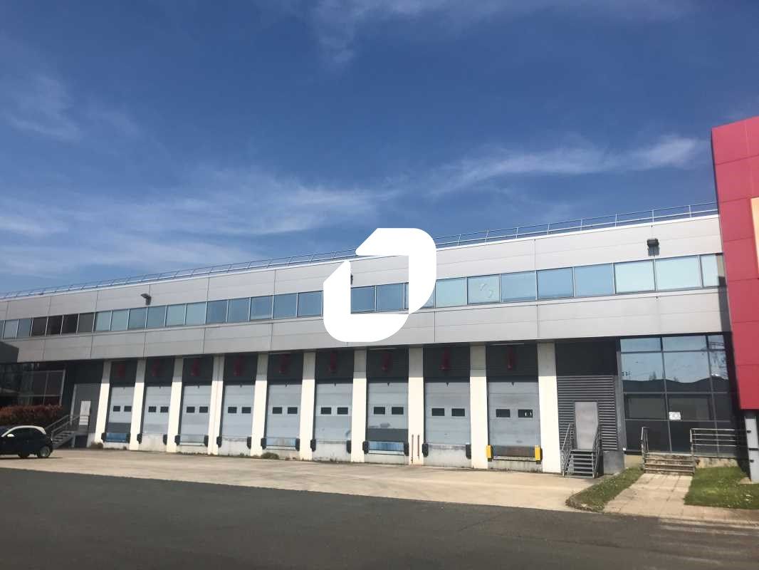 Situé à proximité de l'autoroute A10, des nationa