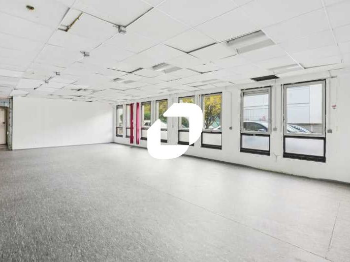 Rez de chaussé de 420m2 avec 3 accès indépendants